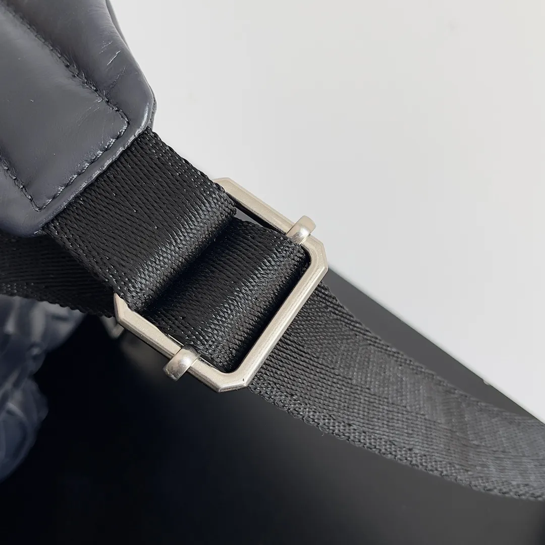 Batch 3100 BV’s new woven backpack is so delicious ~ BV has finally released a backpack that I have been looking forward to for a hundred times ~ Full of details Luxurious leather + ultimate details + invincible capacity, it’s really awesome ~ Unique weaving technology and soft and comfortable calfskin imported from Italy. The design of the wide shoulder straps makes the stress points on the shoulders more even. There is a laptop compartment inside with double zipper opening. Daily commuting is not a problem at all! Style number: 730728 Size: 28*15*41